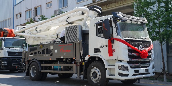 泵車準(zhǔn)備泵送時(shí)，罐車第一次裝料時(shí)，應(yīng)多加二袋水泥